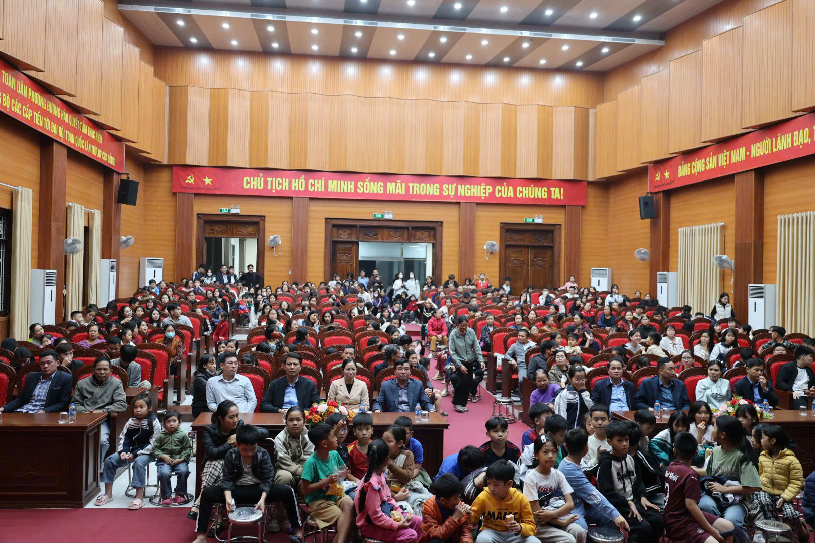 PHƯỜNG ĐƯỜNG HÀO TỔ CHỨC CHIẾU PHIM “MƯA ĐỎ” MIỄN PHÍ PHỤC VỤ NHÂN DÂN