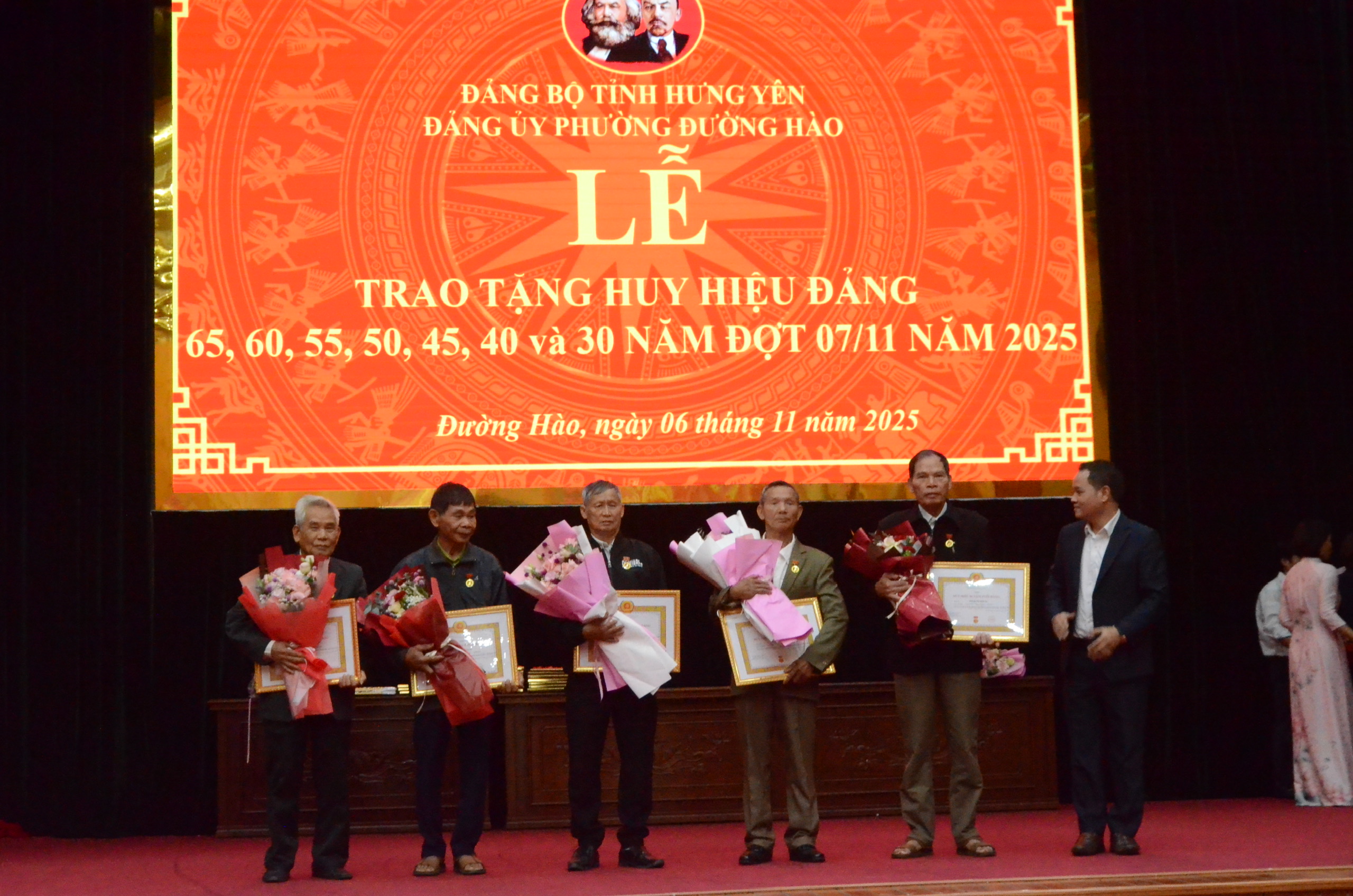 Phường Đường Hào trao Huy hiệu Đảng đợt 7-11-2025 cho 50 đảng viên