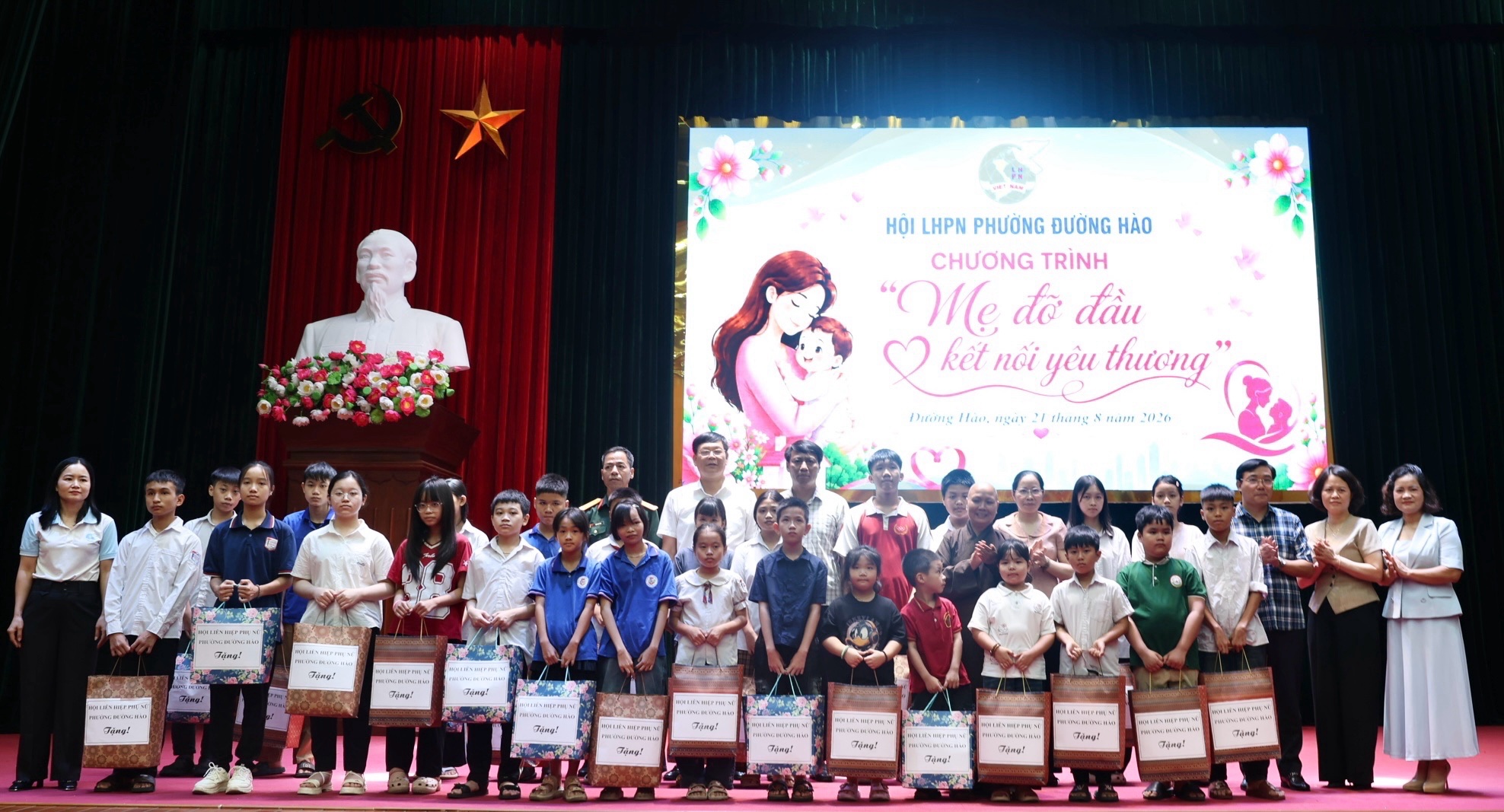 Ấm áp chương trình "Mẹ đỡ đầu - Kết nối yêu thương" tại phường Đường Hào