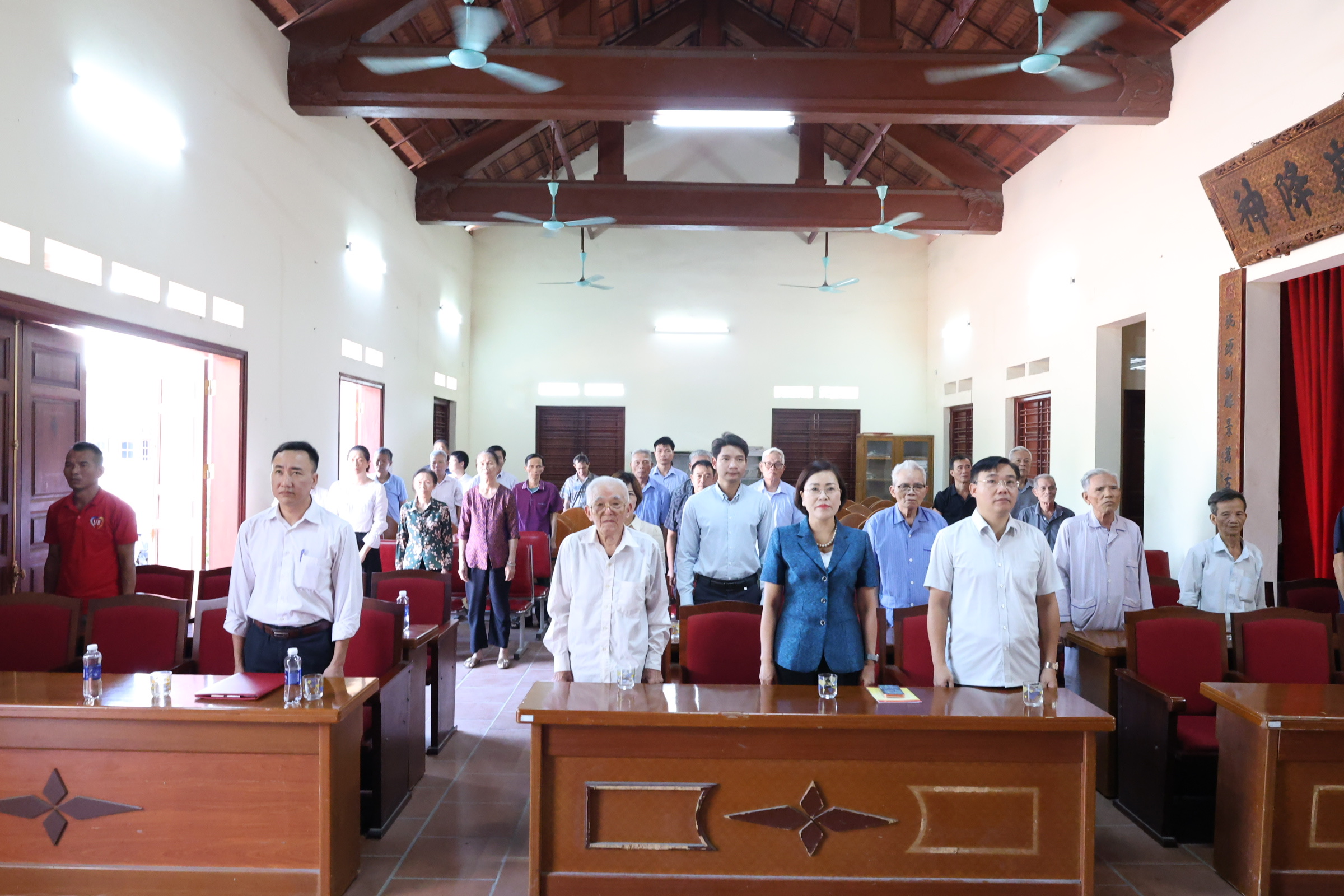 Phường Đường Hào trao tặng huy hiệu 70 năm tuổi Đảng và bằng vinh danh cho Đảng viên lão thành cách mạng