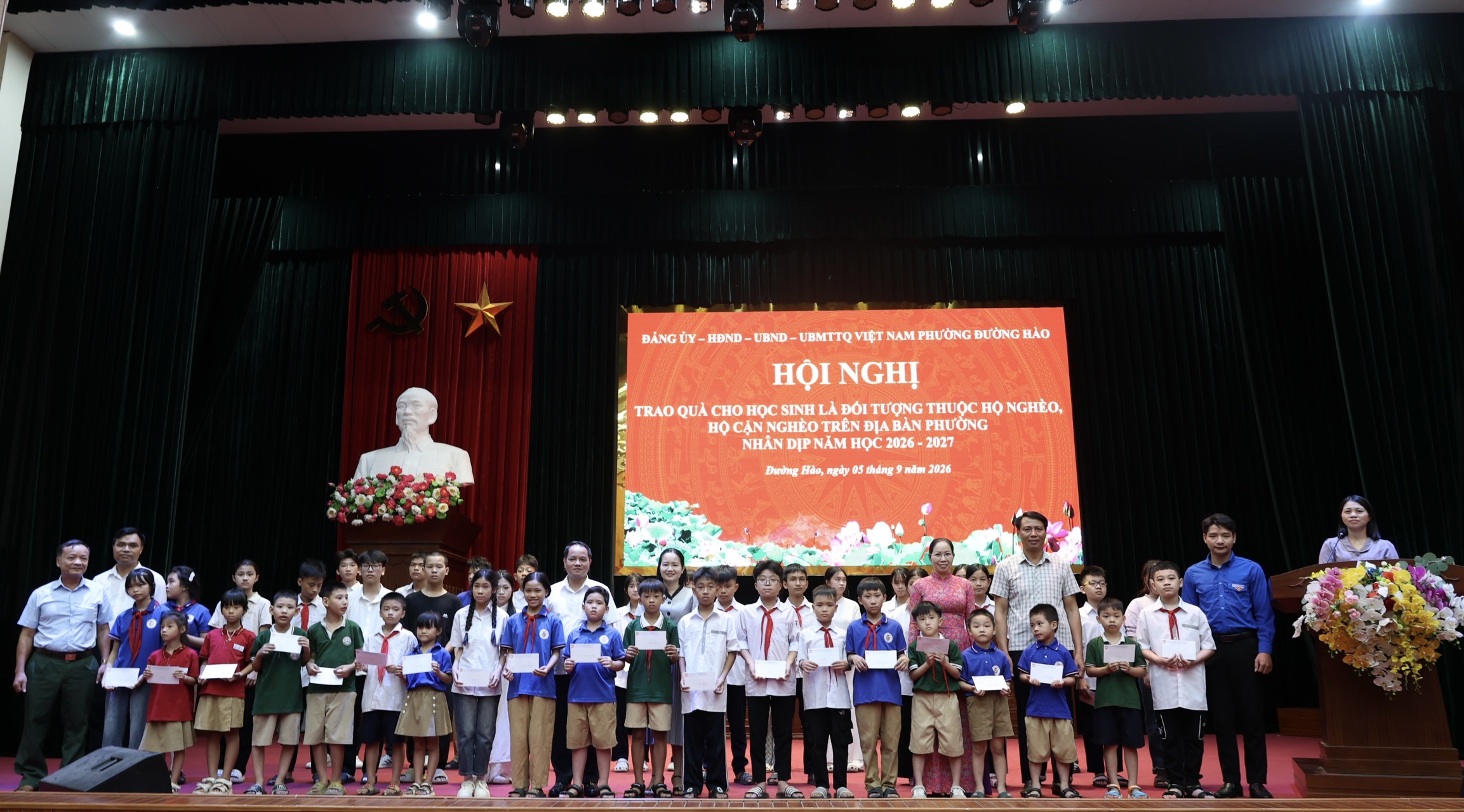 Phường Đường Hào trao quà động viên học sinh thuộc hộ nghèo, hộ cận nghèo nhân dịp năm học mới