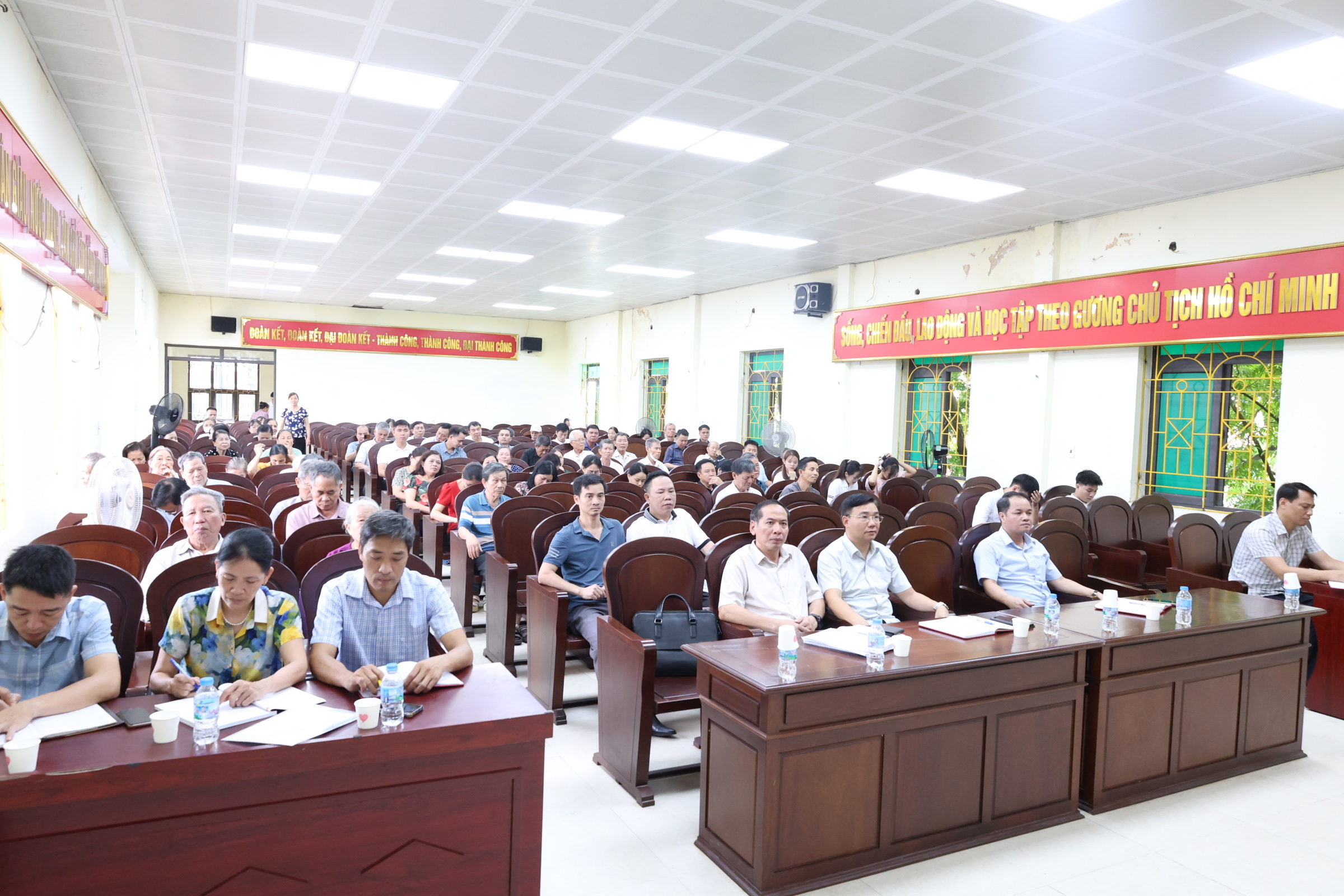 Chi bộ Tổ dân phố Phùng Chí Kiên tổ chức sinh hoạt thường kỳ tháng 9 và kết nạp Đảng viên mới