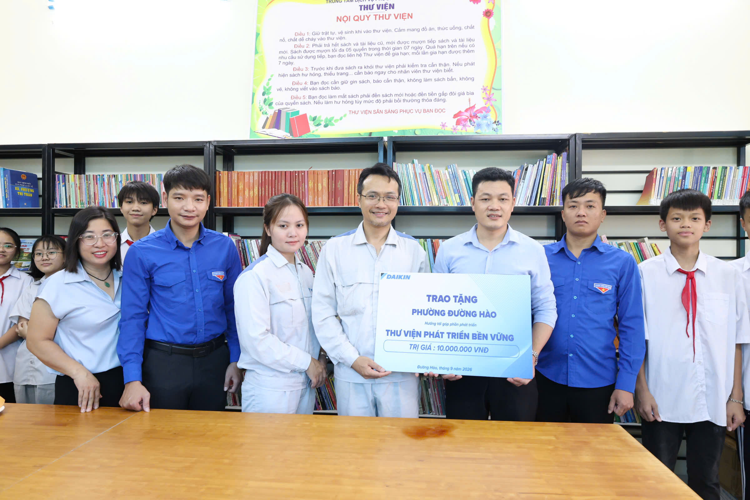 Công ty Daikin Việt Nam trao tặng 294 cuốn sách cho Thư viện phường Đường Hào