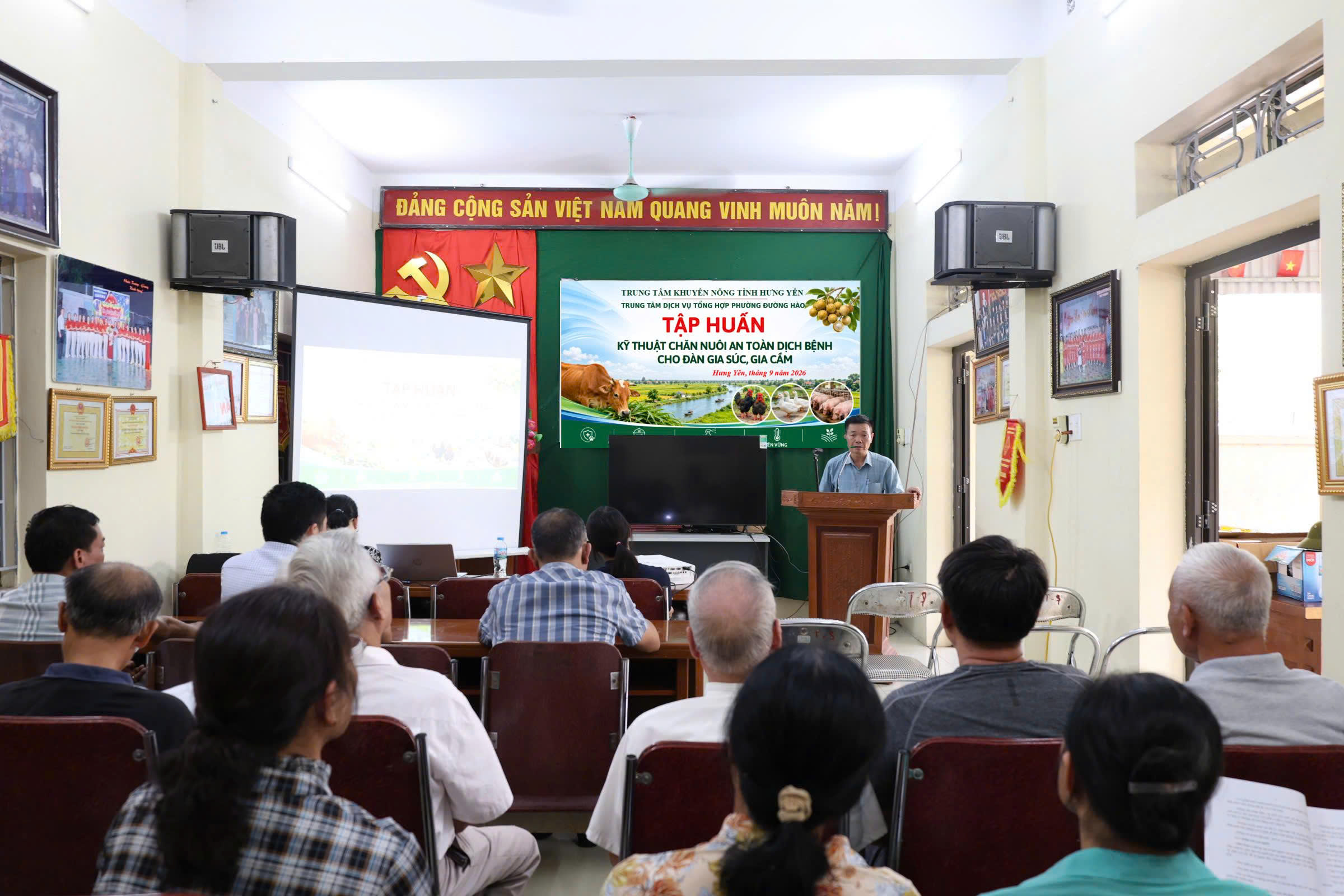 Trang bị kiến thức chăn nuôi an toàn dịch bênh cho người dân phường Đường Hào