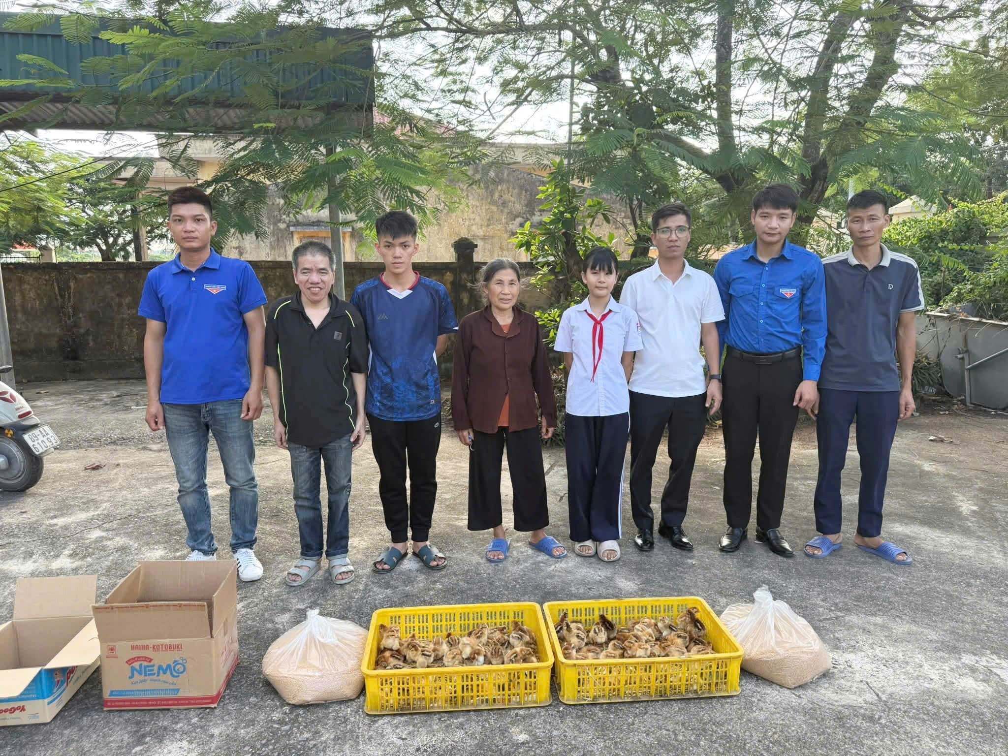 Trao tặng gà giống hỗ trợ gia đình học sinh có hoàn cảnh khó khăn