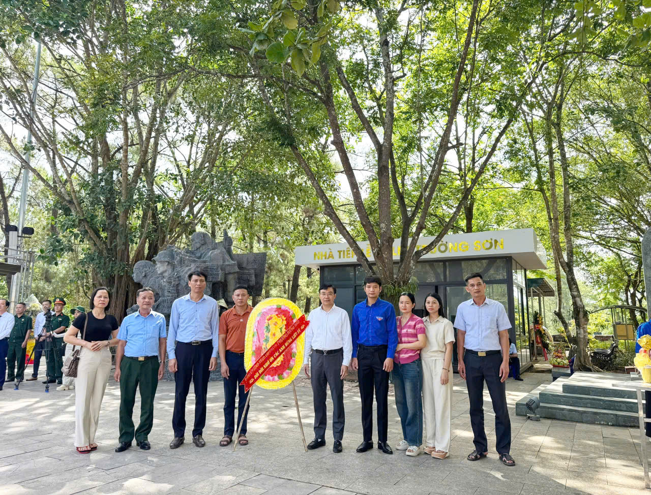 Đảng ủy - HĐND - UBND - Ủy ban MTTQ Việt Nam phường Đường Hào tổ chức hành trình về nguồn, dâng hương tri ân các anh hùng liệt sĩ