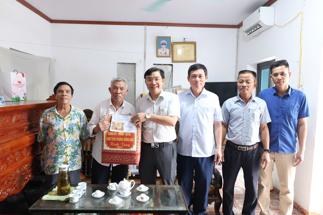 Phường Đường Hào thăm, tặng quà gia đình chính sách, người có công nhân dịp kỷ niệm 79 năm ngày Thương binh - Liệt sĩ
