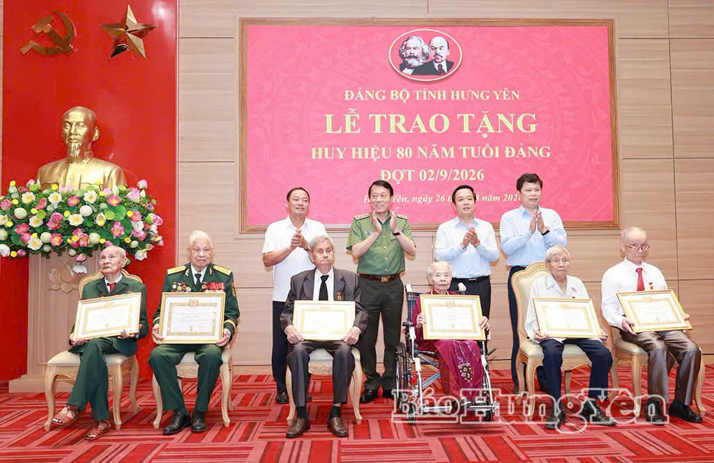Đồng chí Lê Ngọc Sơn vinh dự được Đảng bộ tỉnh Hưng Yên trao tặng huy hiệu 80 năm tuổi Đảng