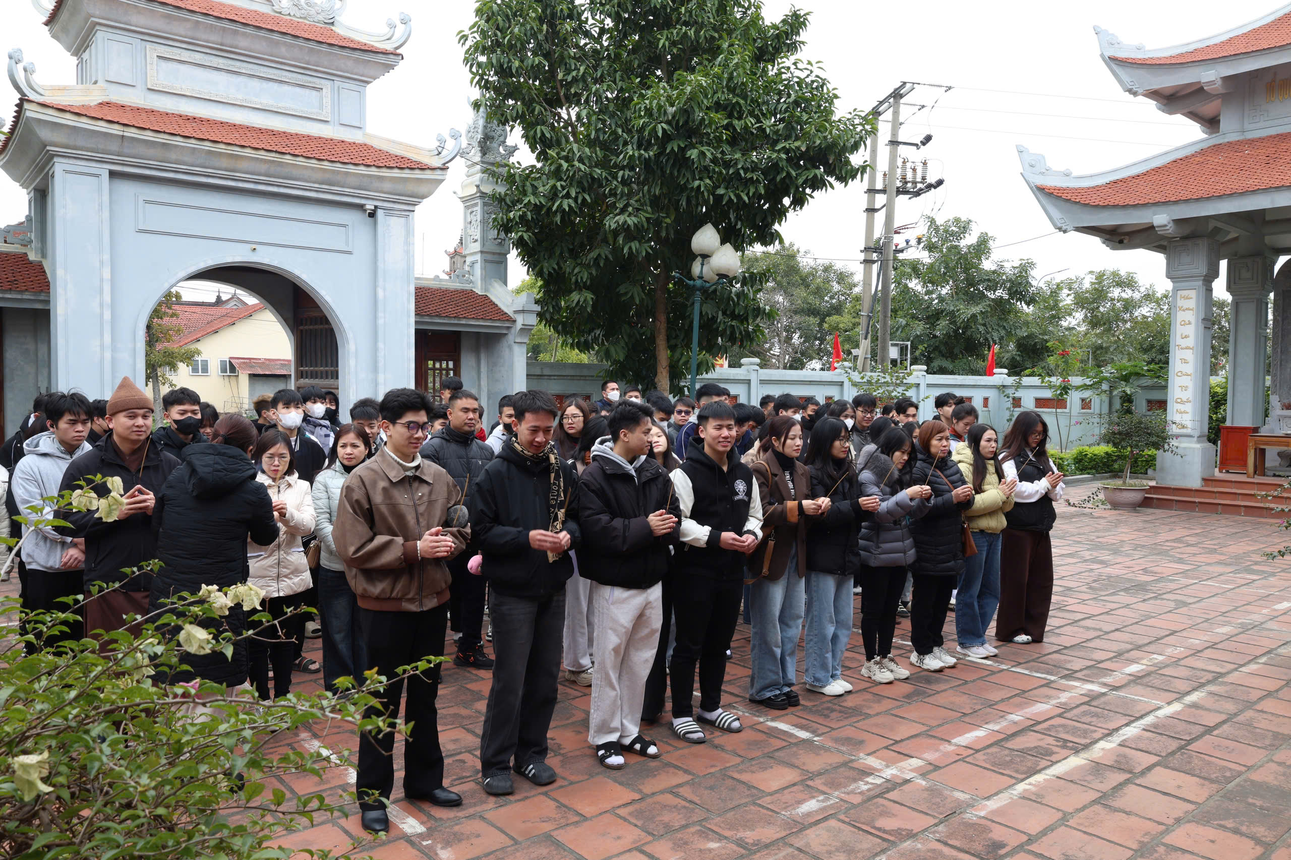 Học viên lớp bồi dưỡng nhận thức về Đảng 2026 phường Đường Hào tham quan, dâng hương các di tích lịch sử