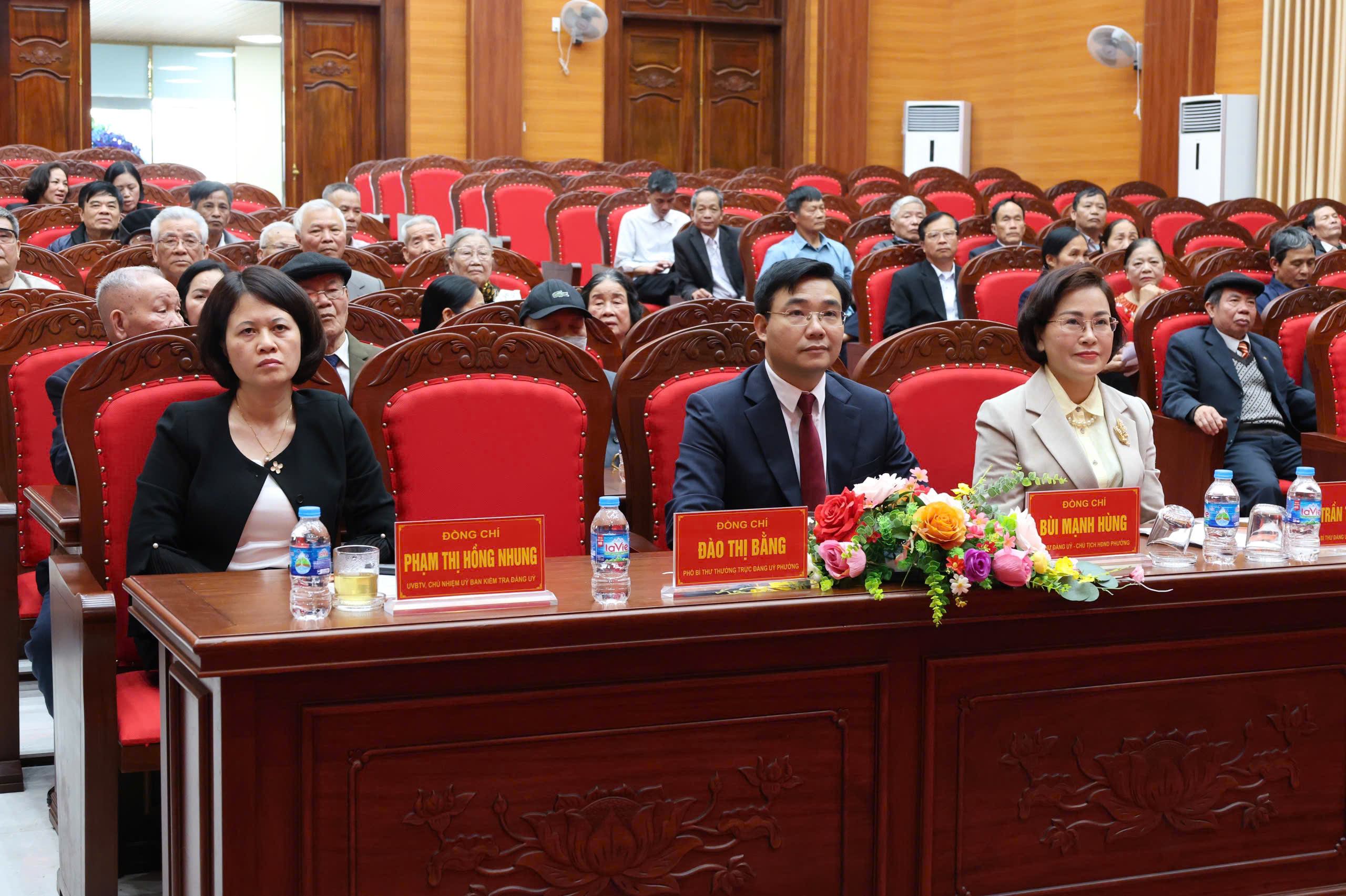Đảng bộ phường Đường Hào trao tặng Huy hiệu Đảng đợt 3/2/2026