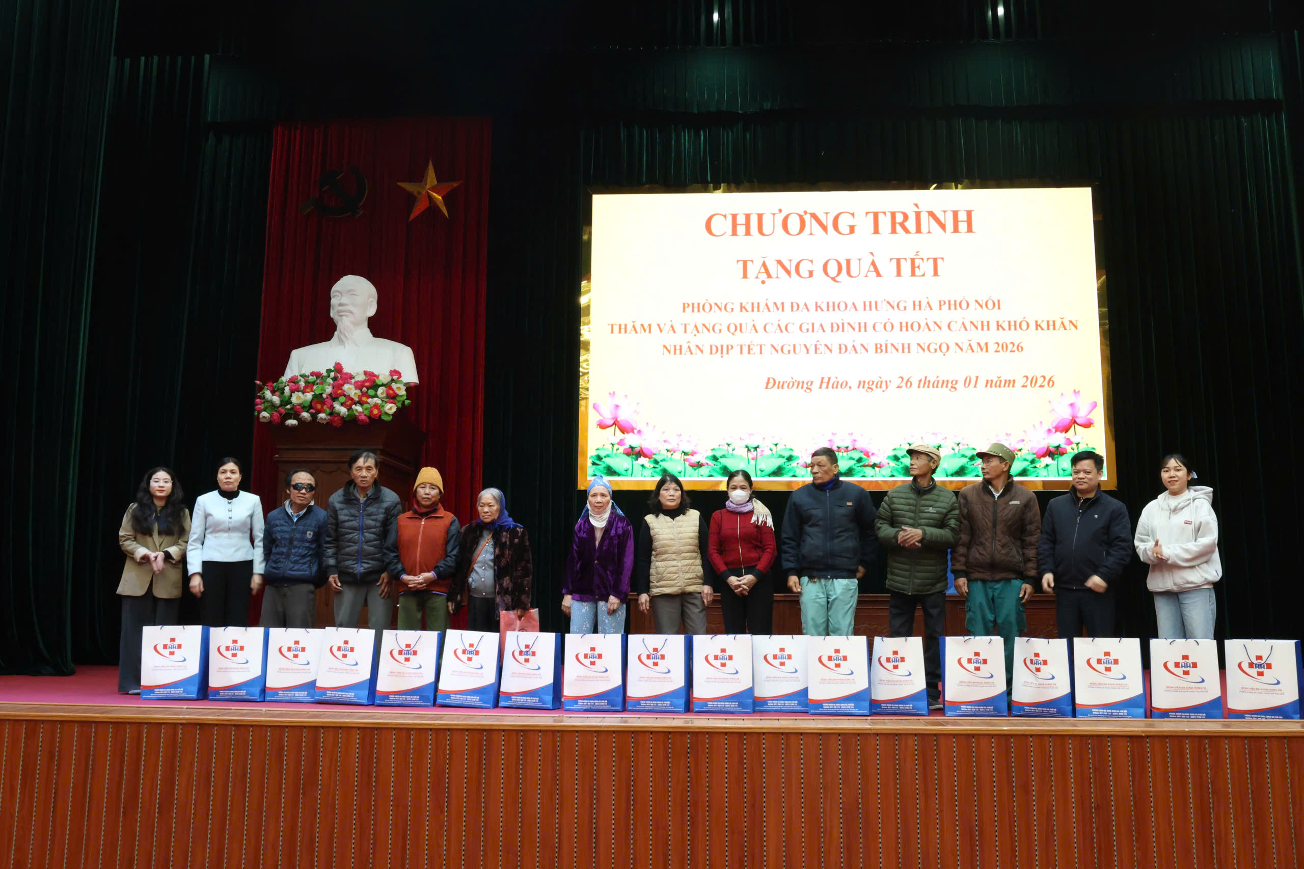 Phòng khám đa khoa Hưng Hà tặng quà các gia đình có hoàn cảnh khó khăn nhân dịp Tết cổ truyền - Xuân Bính Ngọ năm 2026
