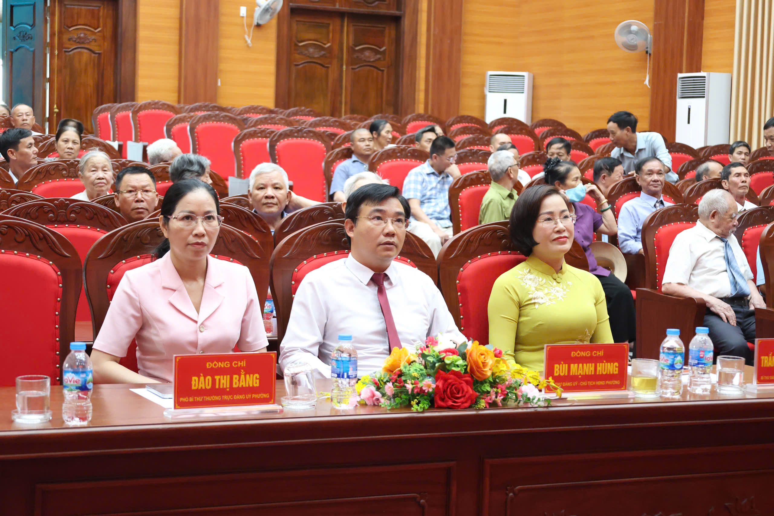 Đảng bộ phường Đường Hào trao tặng Huy hiệu Đảng đợt 19/5/2026