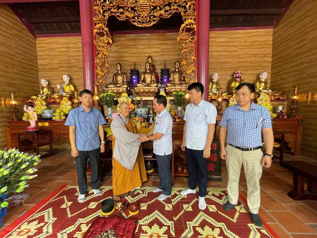 LÃNH ĐẠO PHƯỜNG ĐƯỜNG HÀO CHÚC MỪNG ĐẠI LỄ PHẬT ĐẢN TẠI CÁC CHÙA TRÊN ĐỊA BÀN