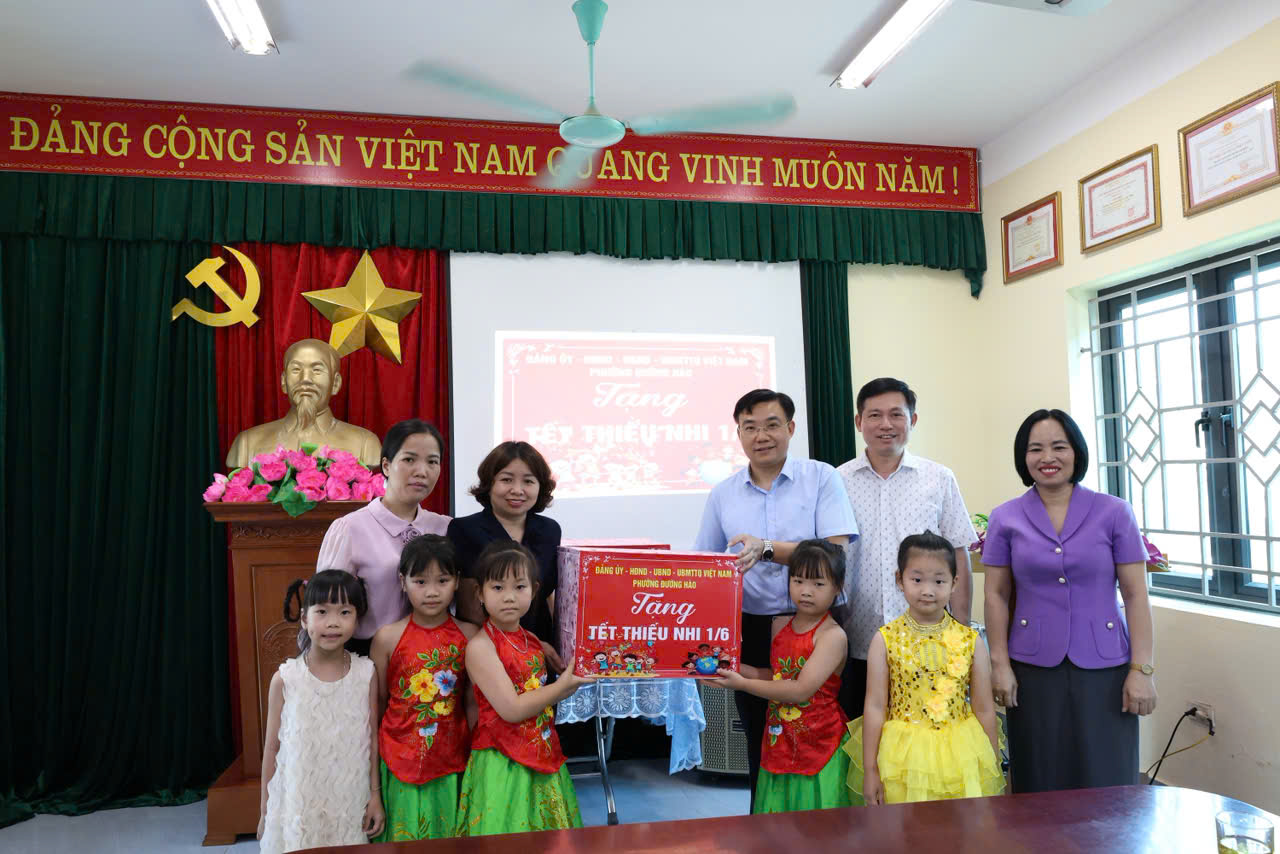 Lãnh đạo phường Đường Hào thăm, tặng quà nhân ngày Quốc tế thiếu nhi 01/6