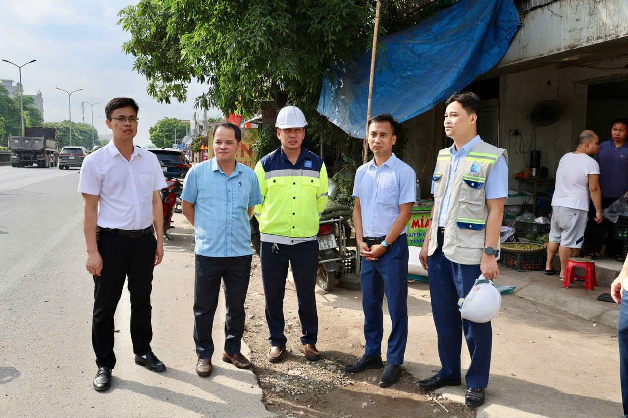 Lãnh đạo Vidifi và phường Đường Hào kiểm tra hiện trường thi công nút giao Km 27+160 Quốc lộ 5