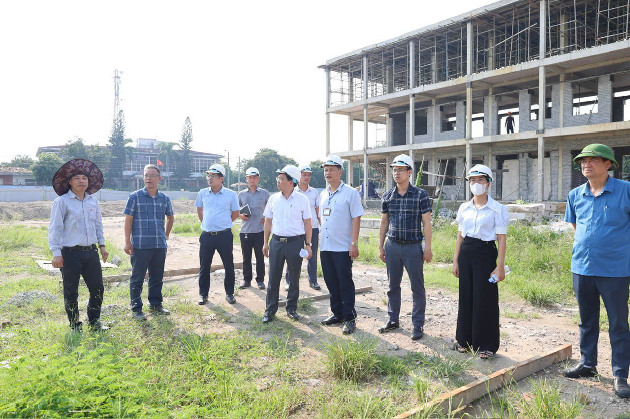 Thường trực Hội đồng nhân dân phường kiểm tra thực trạng các công trình, dự án đang triển khai thi công trên địa bàn