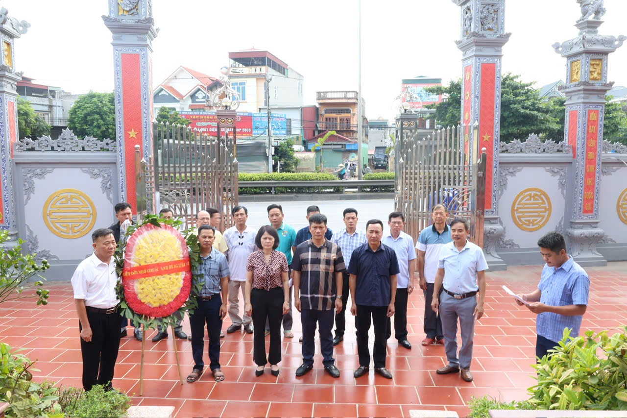 Phường Đường Hào tổ chức lễ dâng hương tại các Đài tưởng niệm, nhà bia tưởng niệm liệt sĩ
