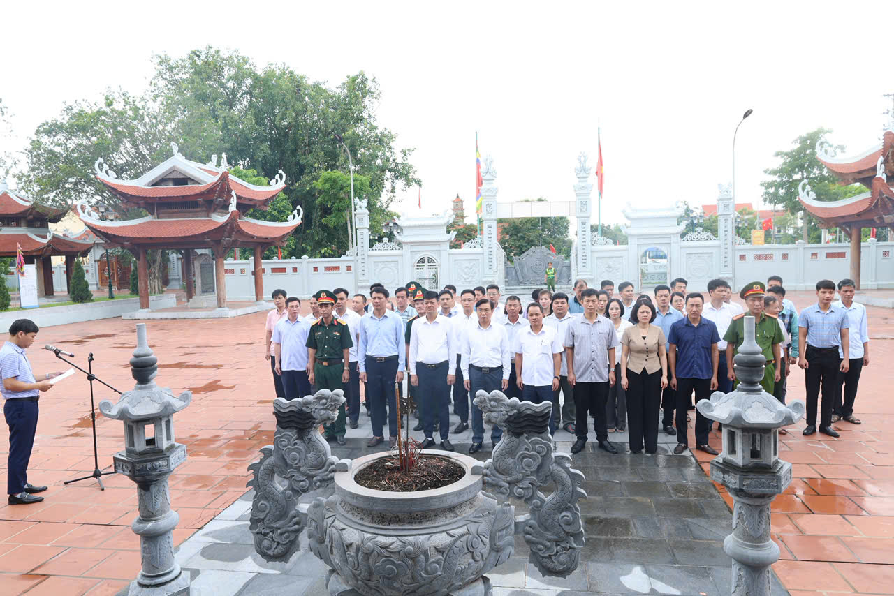 Phường Đường Hào tổ chức lễ dâng hương tại các di tích lịch sử và nghĩa trang liệt sĩ