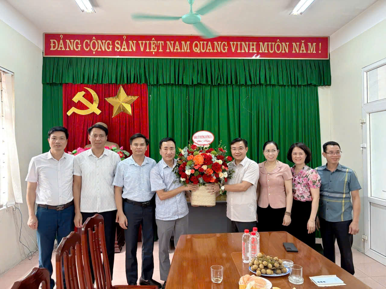 Lãnh đạo Đảng ủy, Hội đồng nhân dân, Ủy ban nhân dân phường Đường Hào chúc mừng kỷ niệm 96 năm ngày truyền thống ngành tuyên giáo của Đảng
