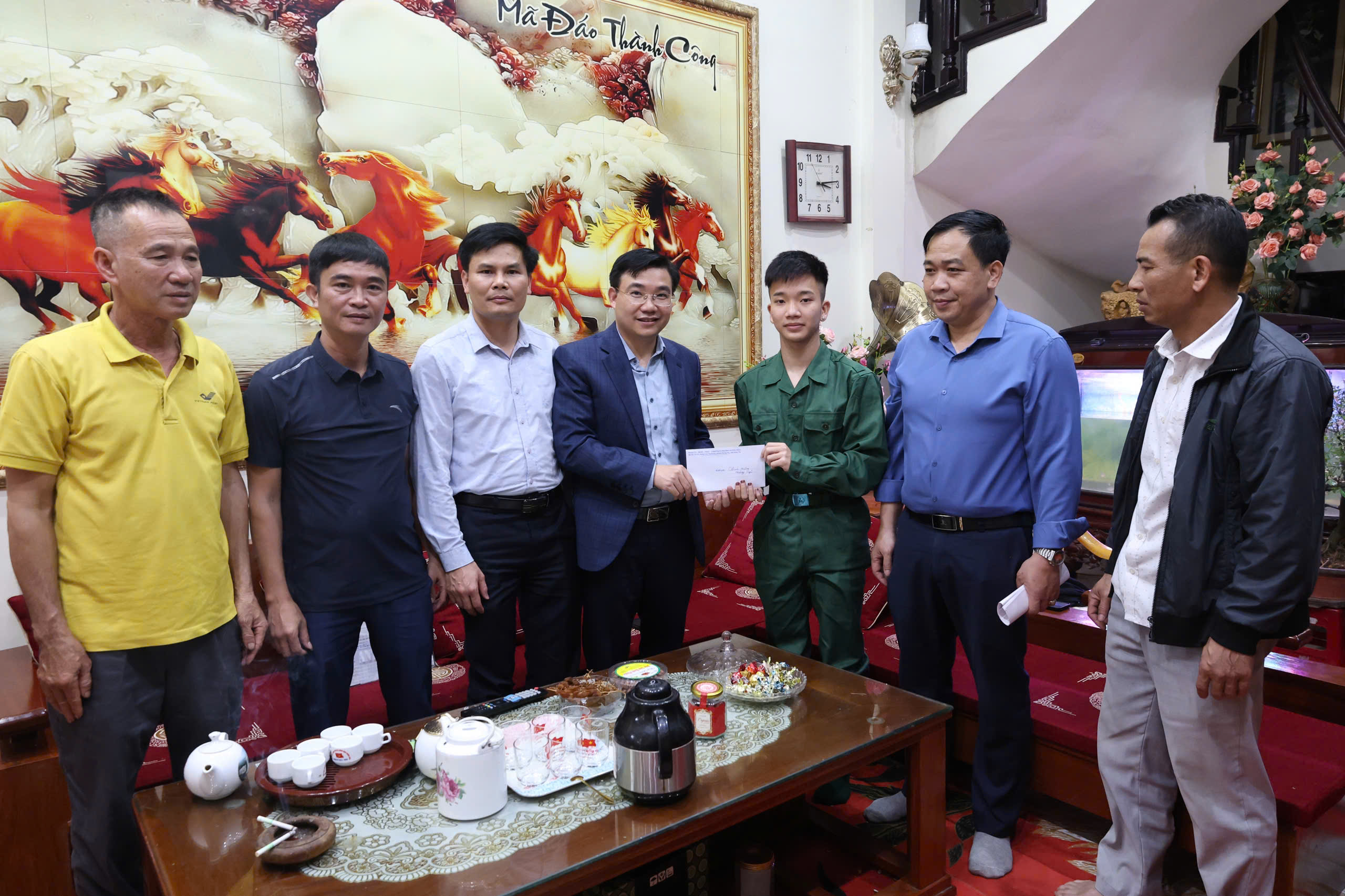 Lãnh đạo phường Đường Hào thăm, động viên tân binh trước ngày lên đường nhập ngũ
