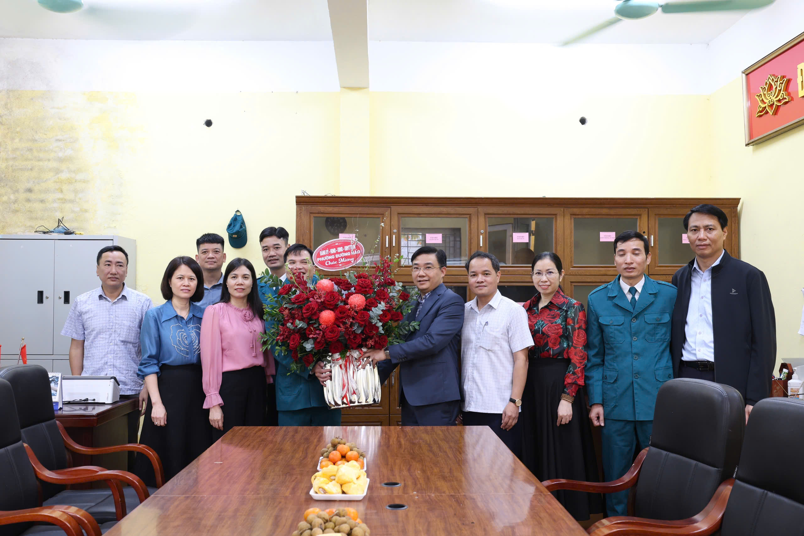Lãnh đạo Phường Đường Hào gặp mặt chúc mừng 81 năm ngày thành lập Quân đội Nhân dân Việt Nam (22/12/1944 - 22/12/2025)