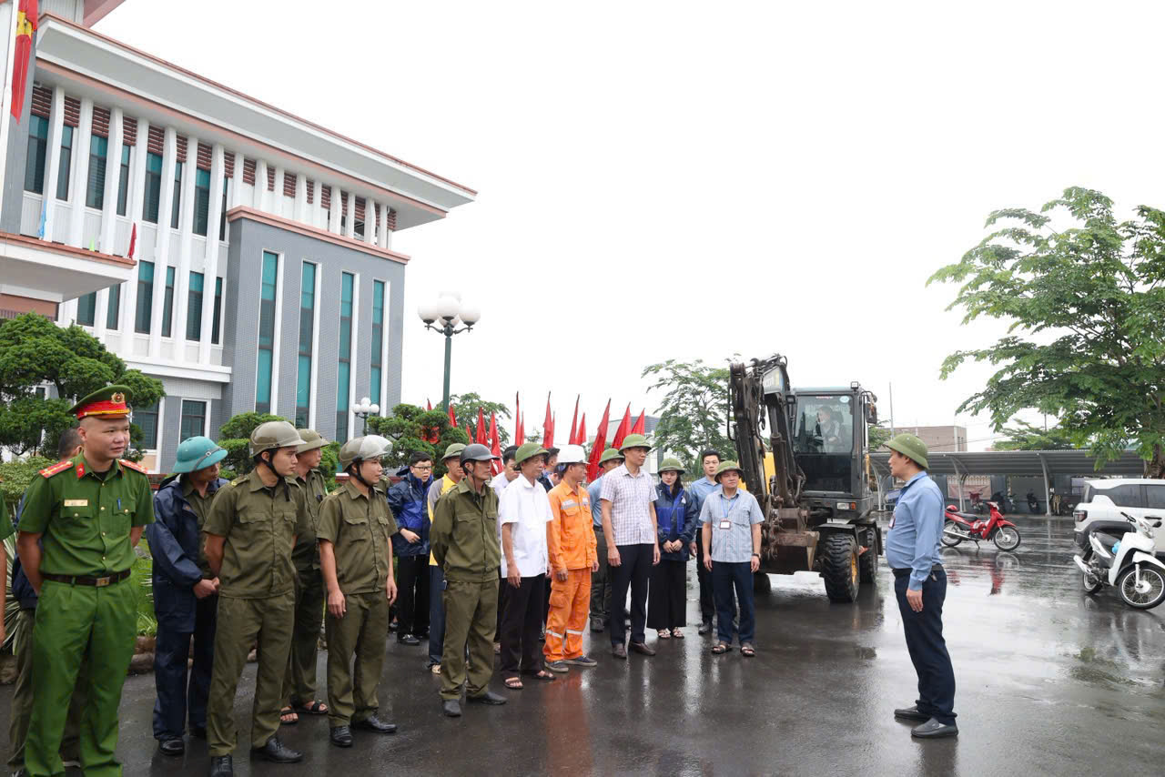 Phường Đường Hào tổ chức ra quân giải toả vi phạm đất đai, công trình thuỷ lợi, hành lang an toàn giao thông, lập bến bãi trái phép, lập lại trật tự đô thị trên địa bàn phường năm 2026