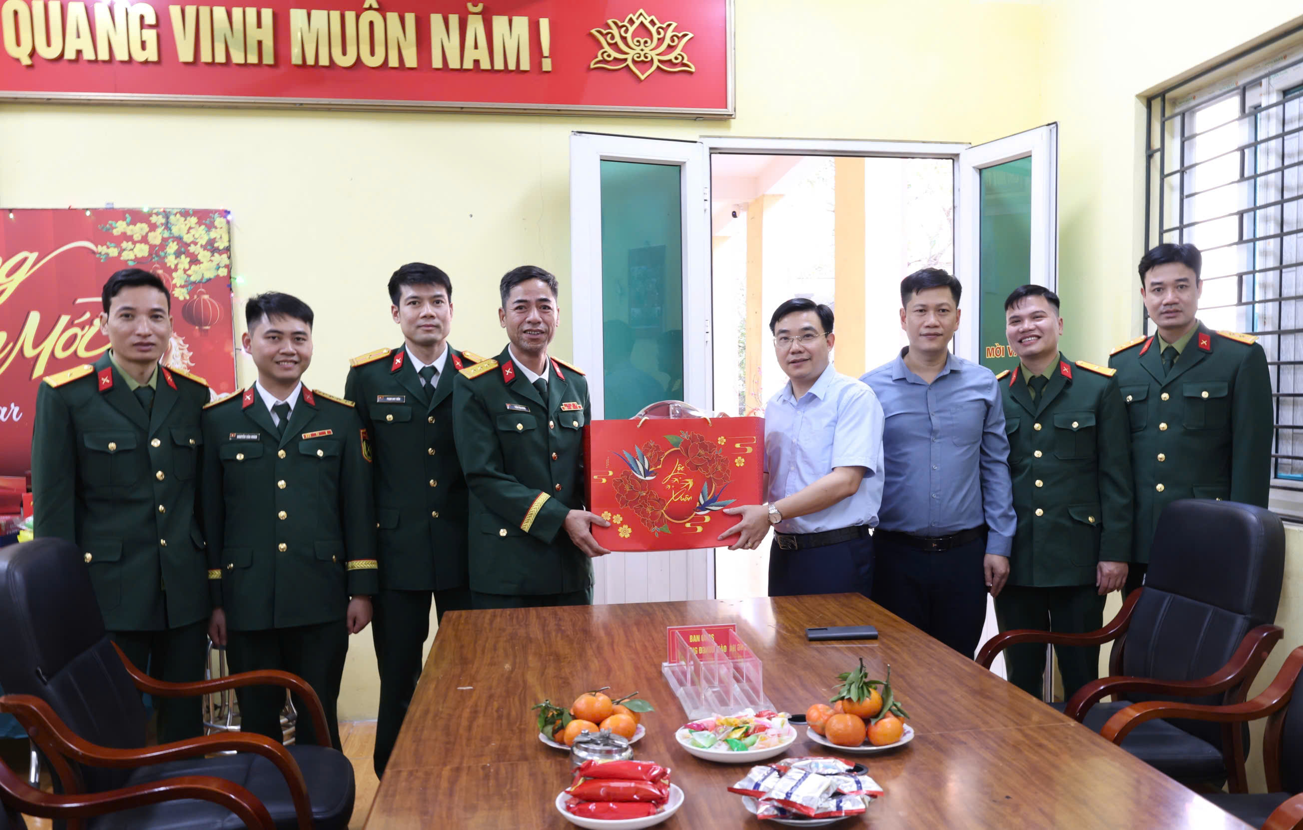 Lãnh đạo Đảng ủy, UBND phường Đường Hào thăm, động viên các lực lượng trực Tết và tổ dân phố trên địa bàn