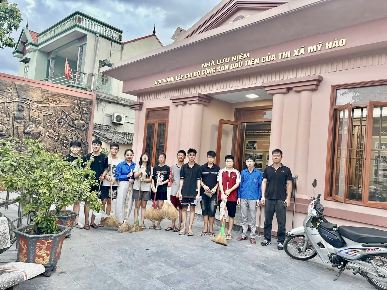 Tuổi trẻ phường Đường Hào ra quân chăm sóc các công trình ghi công các anh hùng liệt sĩ