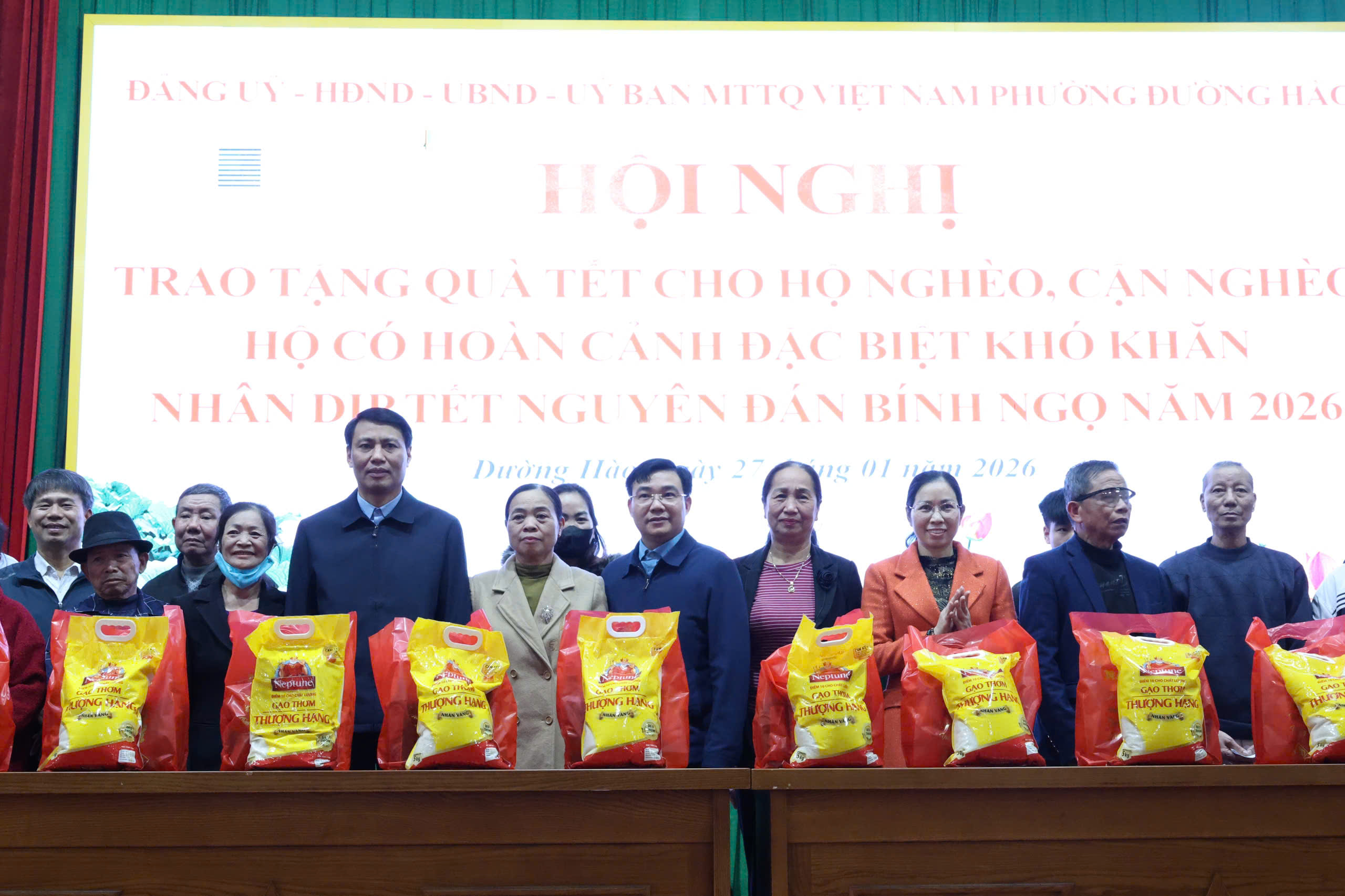 Phường Đường Hào tổ chức Hội nghị trao tặng quà Tết cho các hộ cận nghèo, hộ có hoàn cảnh đặc biệt khó khăn