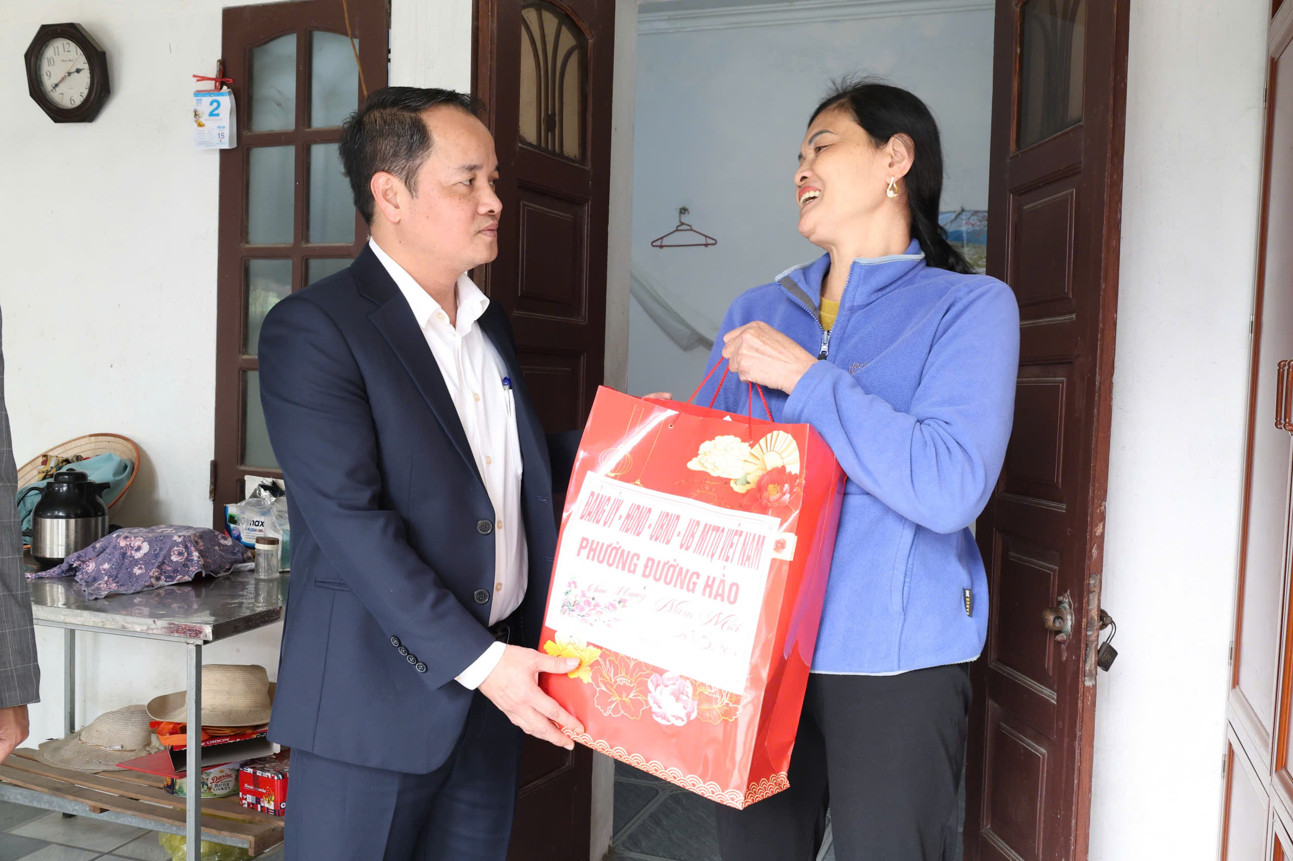Phường Đường Hào: Thăm, tặng quà gia đình chính sách, hộ khó khăn nhân dịp Tết Bính Ngọ 2026