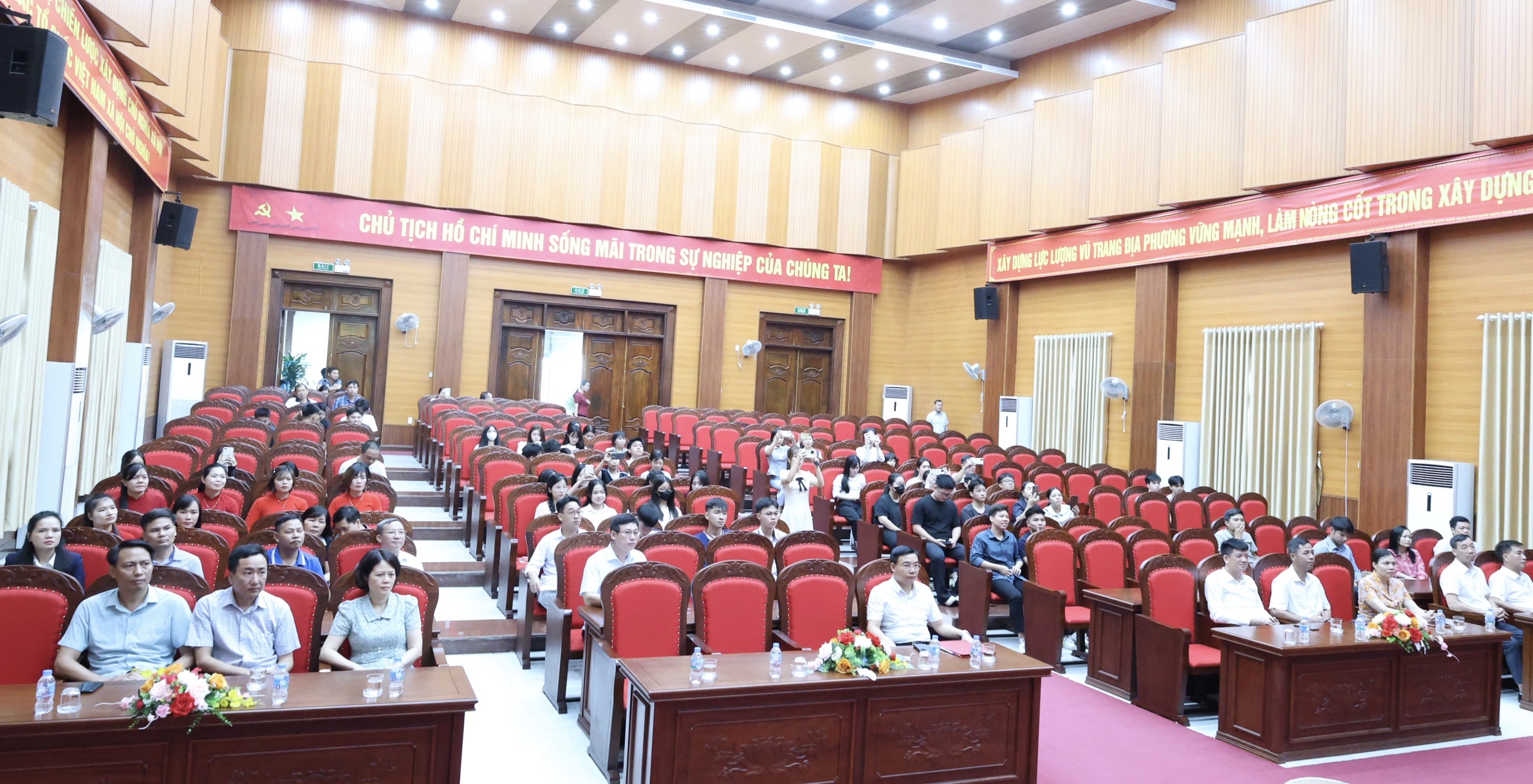 Phường Đường Hào tuyên dương, khen thưởng học sinh trúng tuyển đại học năm 2026
