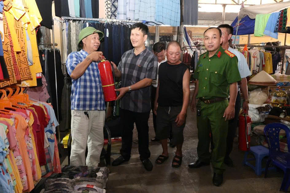 Phường Đường Hào tăng cường tuyên truyền, huấn luyện phòng cháy, chữa cháy và cứu nạn, cứu hộ cho tiểu thương chợ Thứa