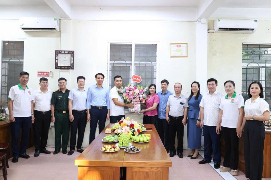 Lãnh đạo Đảng ủy - HĐND -UBND phường Đường Hào chúc mừng các ngày truyền thống của Đảng và các tổ chức chính trị xã hội